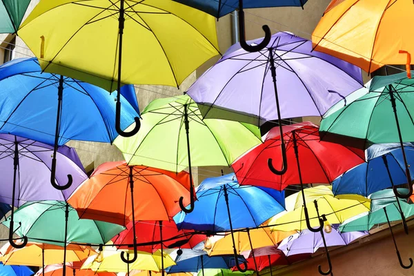 Městská Pouliční Dekorace Barevnými Deštníky Zavěšenými Mezi Budovami Slavné Ulici — Stock fotografie
