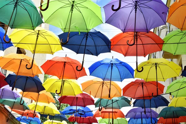 Urban Gata Dekoration Med Färgglada Paraplyer Hängande Mellan Byggnader Berömda — Stockfoto