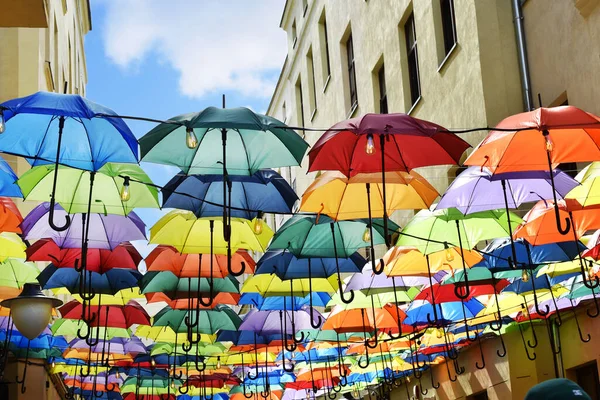 Stedelijke Straatdecoratie Met Kleurrijke Paraplu Hangend Tussen Gebouwen Aan Beroemde — Stockfoto