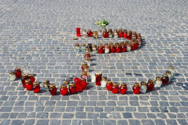 Κόκκινα Και Άσπρα Κεριά Στο Δρόμο Τοποθετημένα Σχήμα Συμβόλου Του Φωτογραφία Αρχείου