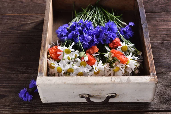 Platt Låg Med Vilda Blommor Liggande Vintage Trä Låda Bordet — Stockfoto