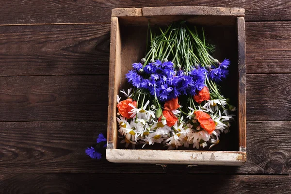 Flat Lay Com Flores Silvestres Deitado Gaveta Madeira Vintage Mesa — Fotografia de Stock