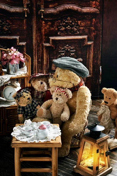 Вінтажна Сім Плюшевого Ведмедя Сидить Чайним Столом Кімнаті Сільського Стилю — стокове фото