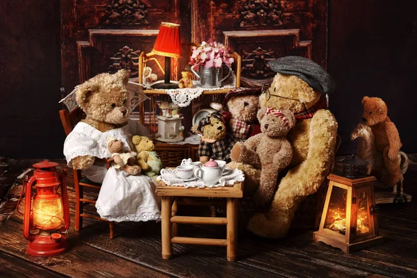 Vintage Teddy Bear Familia Sentado Mesa Habitación Estilo Rústico Imagen De Stock