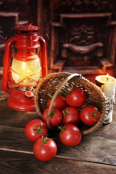 Verse Tomaten Vallen Uit Rieten Mand Rustieke Houten Tafel Met — Stockfoto