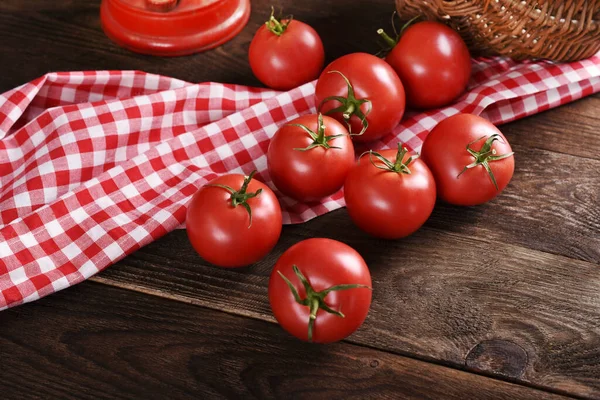 Świeże Pomidory Rustykalnym Drewnianym Stole Obrusem Lampą Olejową — Zdjęcie stockowe