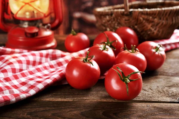 Färska Tomater Rustika Träbord Med Bordsduk Och Oljelampa — Stockfoto
