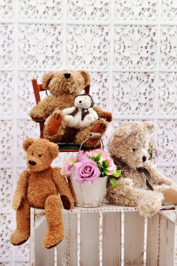 Eski moda oyuncak ayılarla dolu sakin bir hayat Tahta kutuda oturuyor