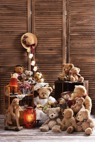 古色古香的泰迪熊一家坐在乡村风格的带有木墙的房间里 — 图库照片