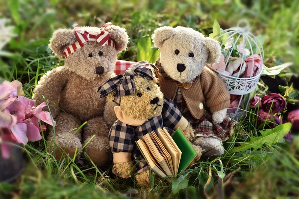 Drei Niedliche Teddybären Vintage Stil Sitzen Auf Dem Gras Garten lizenzfreie Stockfotos