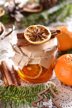 Şenlik masasında Noel için bir kavanozda çin şurubu dilimleri.