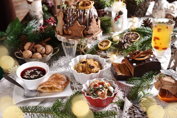 Heiligabend Tisch Mit Traditionellen Gerichten Kuchen Und Dekorationen Rustikalen Stil lizenzfreie Stockbilder