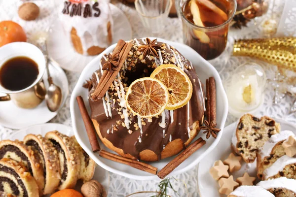 Traditional Christmas Ring Cake Chocolate Glaze Other Pastries Festive Table — Stock Photo, Image