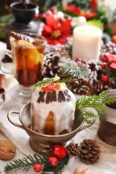 Bolo Panettone Tradicional Com Decoração Para Natal Mesa Festiva — Fotografia de Stock