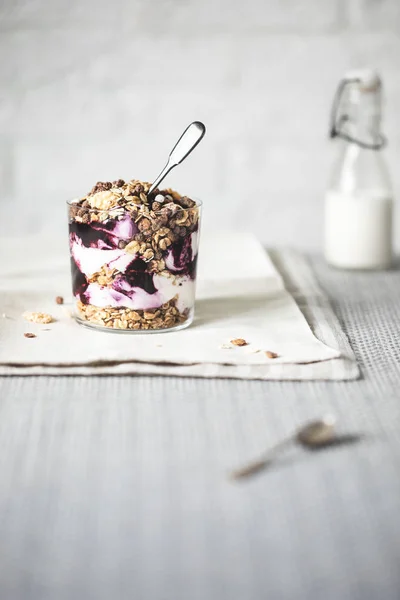 Deliciosa Granola Vidro Com Colher Mesa — Fotografia de Stock