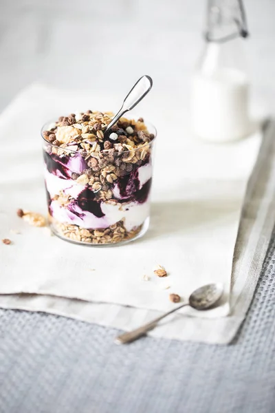 Deliciosa Granola Vidro Com Colher — Fotografia de Stock