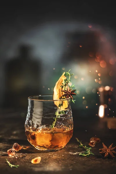 Glas Whisky Mit Birne Auf Dunklem Hintergrund Mit Gewürzen — Stockfoto