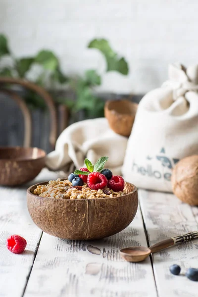 Tigela Madeira Granola Saudável Com Bagas Frescas Para Café Manhã — Fotografia de Stock