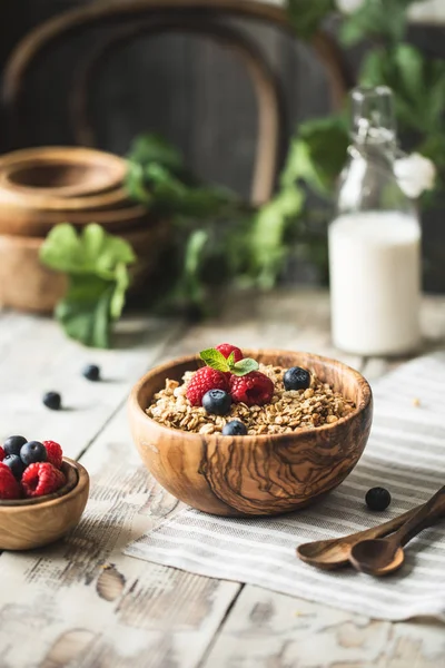 Tigela Madeira Granola Saudável Com Bagas Frescas Para Café Manhã — Fotografia de Stock