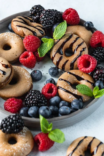 Canela Caseira Mini Donuts Chocolate Prato Com Bagas Hortelã Backgorund — Fotografia de Stock