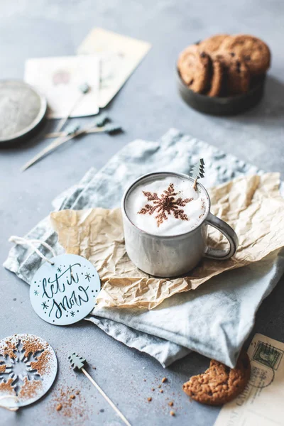 Kaffee Mit Schneeflocke Auf Tischplatte Neujahrskonzept Stockbild