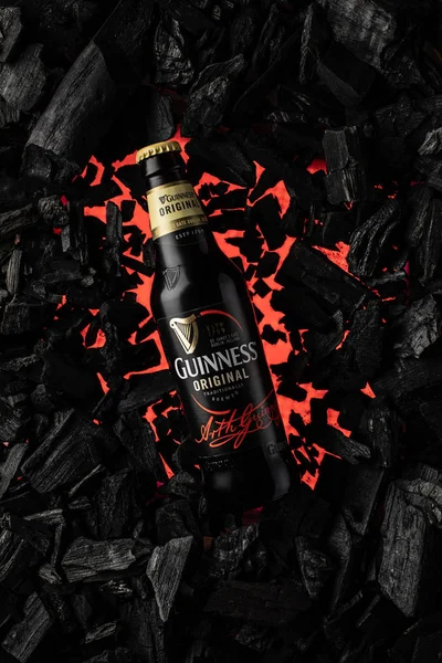 Бутылка Алкогольного Пива Гиннесса Красном Стоковое Фото