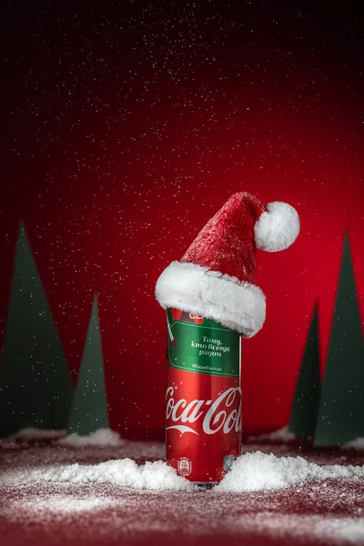 Coca Cola Dose Mit Weihnachtsmütze lizenzfreie Stockfotos