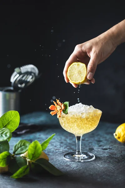 Geschnittenes Bild Einer Frau Die Zitrone Alkoholisches Getränk Drückt Stockfoto