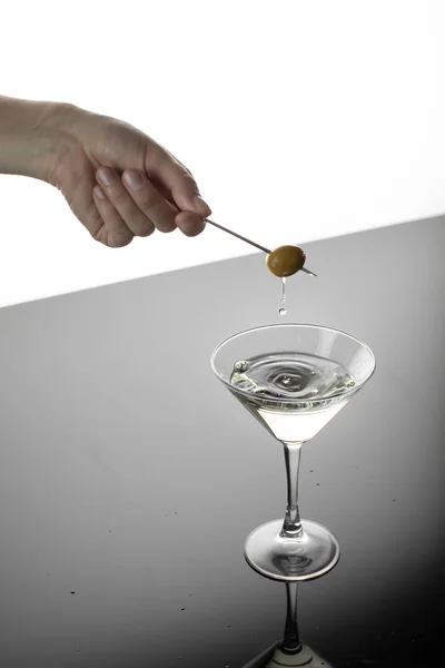 Abgeschnittenes Bild Einer Frau Die Oliven Aus Martini Glas Nimmt Stockbild