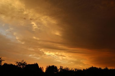 Gökteki bulutlar fırtınadan sonra gün batımı