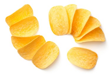 Beyaz arka planda izole edilmiş patates cipsi. Üst görünüm