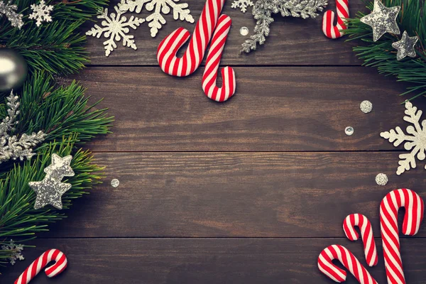 Kerstmis Achtergrond Met Decoraties Houten Tafel Kopieer Ruimte Bovenaanzicht — Stockfoto