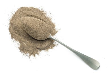 Gümüş kaşık beyaz arka plan üzerinde izole üzerinde kara biber tozu. Üstten görünüm