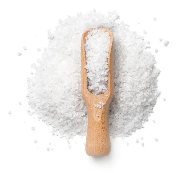 Salt med trä Scoop isolerade på vit bakgrund — Stockfoto