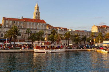 Split, Hırvatistan - 27 Haziran, 2013: zevk Split Eski şehrin iskelede tekne.