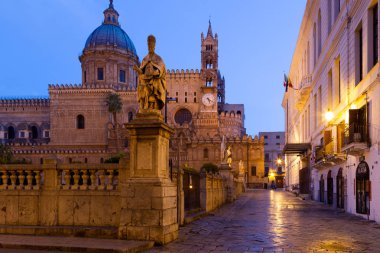 Palermo, Sicilya, İtalya - 16 Haziran 2019: Palermo Katedrali Santa Vergine Maria Assunta Arap-Norman mimari tarzı. Roma Katolik Palermo Katedrali 1185 yılında inşa edilmiştir.