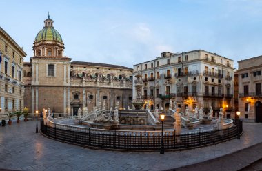 Palermo, İtalya - 16 Haziran 2019: Praetorian Çeşme (İtalyanca: Fontana Pretoria) Palermo'nun anıtsal çeşmesi.. 