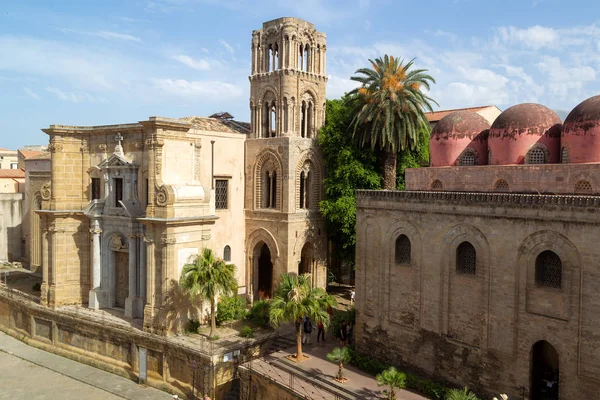巴勒莫 西西里岛 意大利 2019年6月16日 贝利尼广场与游客参观圣玛丽亚德尔安米拉利奥教堂被称为马托拉纳教堂和圣卡塔尔多教堂在巴勒莫市中心 — 图库照片