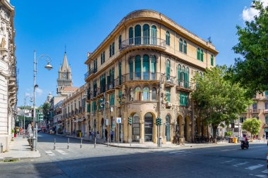 Messina, Sicilya, İtalya - 25 Haziran 2019: Tarihi Messina şehrinin mimarisi. Yatak ve kahvaltı 
