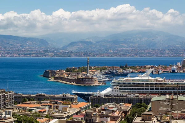 Messina Sicilien Italien Juni 2019 Port Messina Med Kryssningsfartyg Turister Stockbild