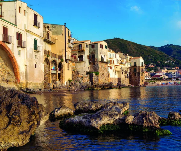 Vonzó Esti Városkép Cefalu Városban Csodálatos Naplemente Földközi Tengeren Szicília Jogdíjmentes Stock Képek