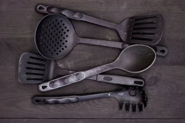 Mutfak aletlerinin stüdyo fotoğrafı.