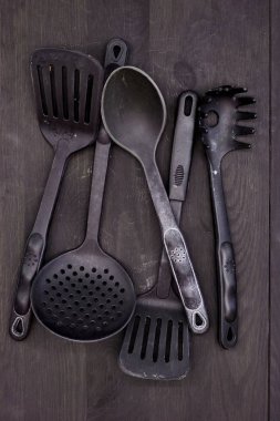 Mutfak aletlerinin stüdyo fotoğrafı.