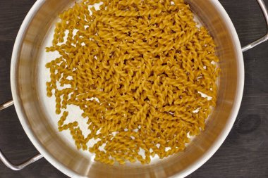 Tencere ve tavaların stüdyo fotoğrafı.