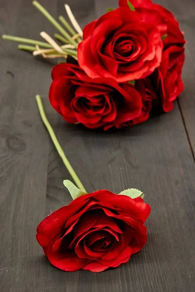 Una Foto Estudio Una Rosa Roja Artificial —  Fotos de Stock
