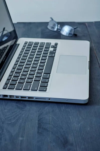 Ein Laptop Auf Einem Holztisch — Stockfoto