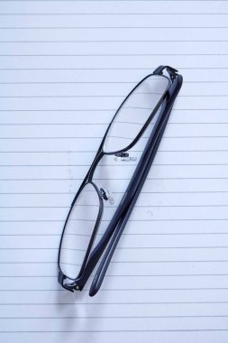 Okuma gözlüklerinin stüdyo fotoğrafı.