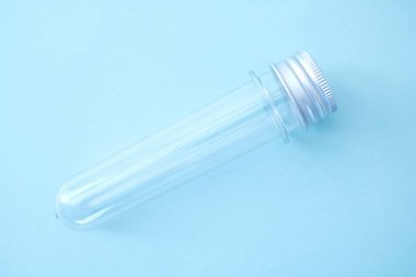 Bir test tüpünde aşağılık stüdyo fotoğrafı