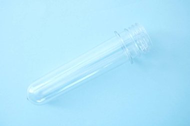 Bir test tüpünde aşağılık stüdyo fotoğrafı