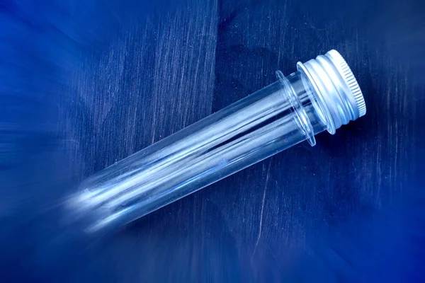 Bir test tüpünde aşağılık stüdyo fotoğrafı